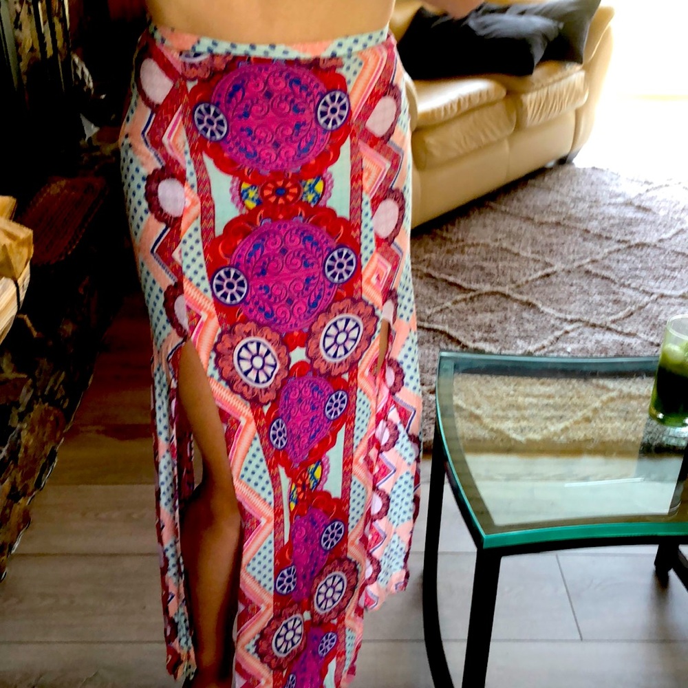 Flowy skirt perfect for the hot summer weather. Cute print. Minkpink size Xs